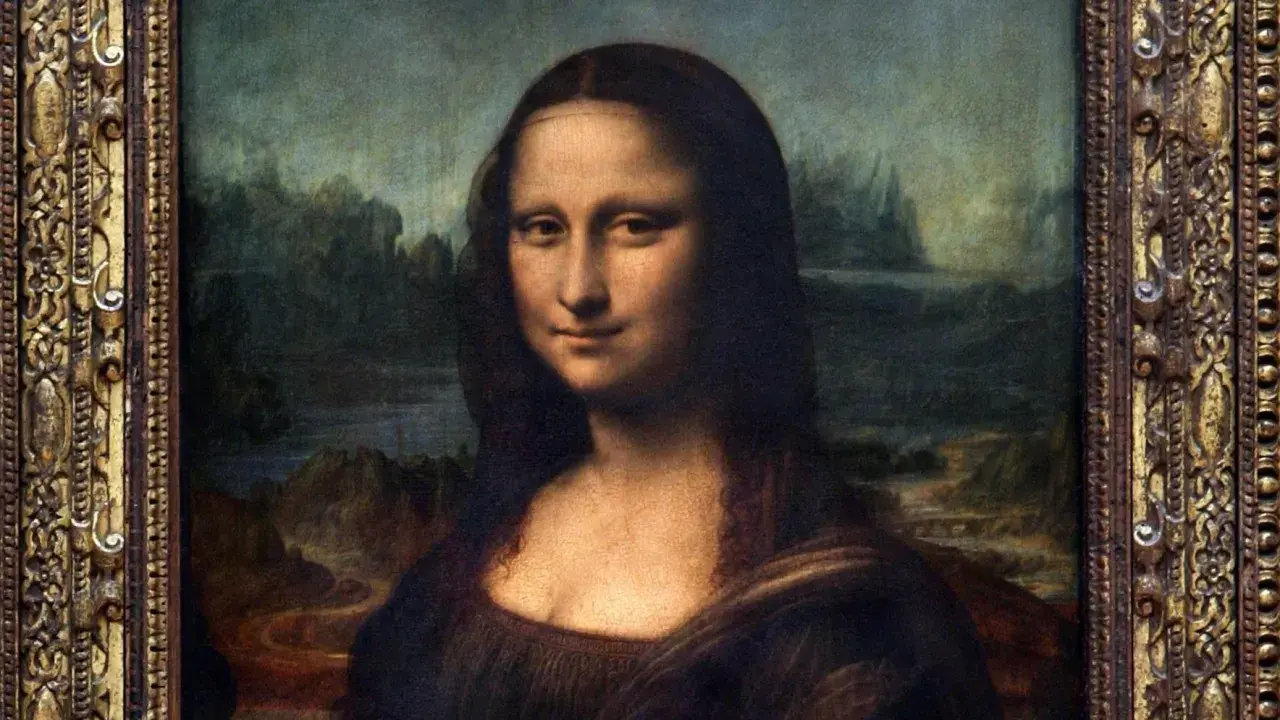 Portret Mony Lisy w złoconej ramie. Jej tajemniczy uśmiech sprawia, że zastanawiamy się, ile jest warta Mona Lisa.