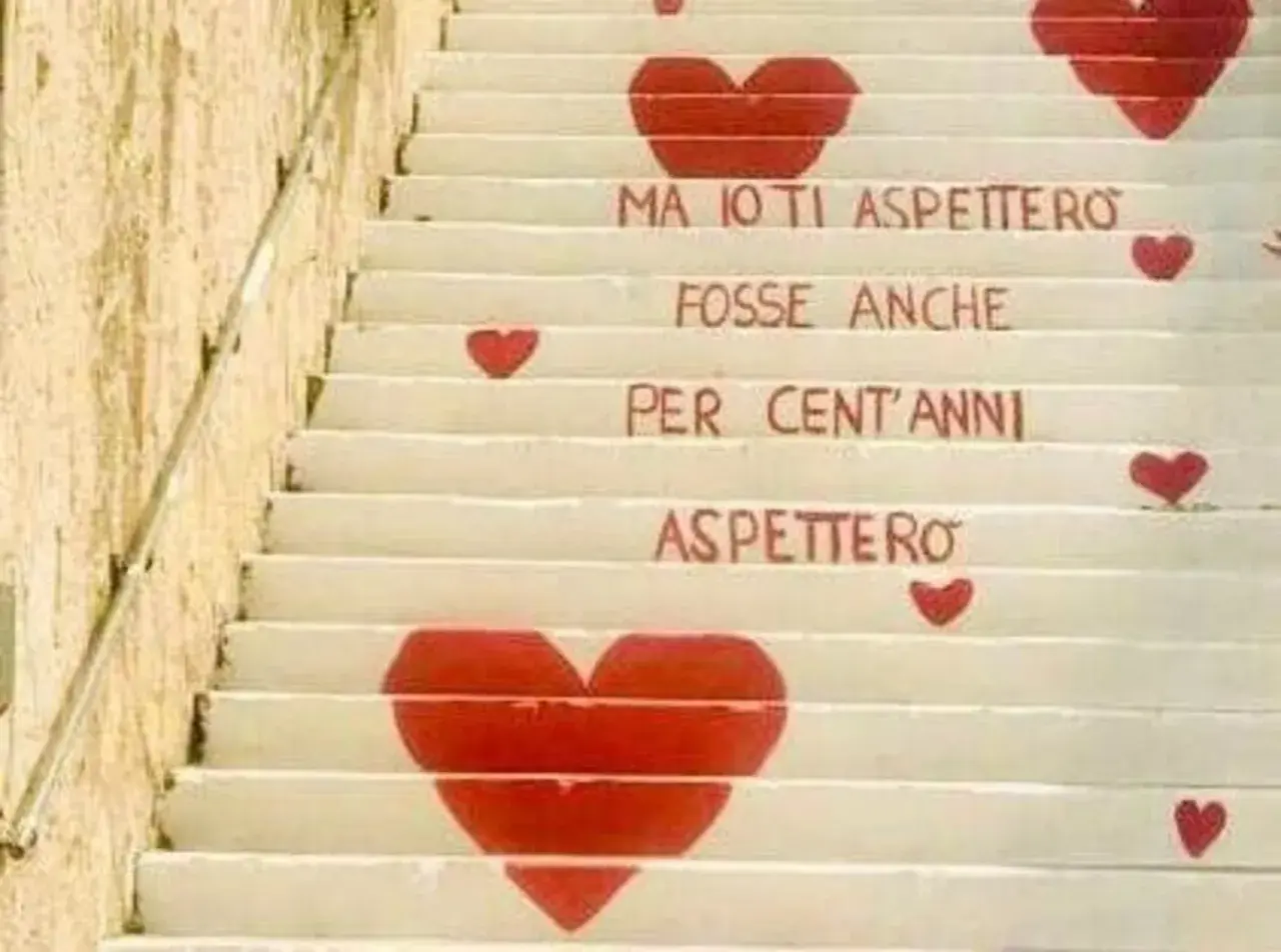 La scala dell'amore, con cuori rossi e la scritta "Ma io ti aspetterò, fosse anche per cent'anni, aspetterò".