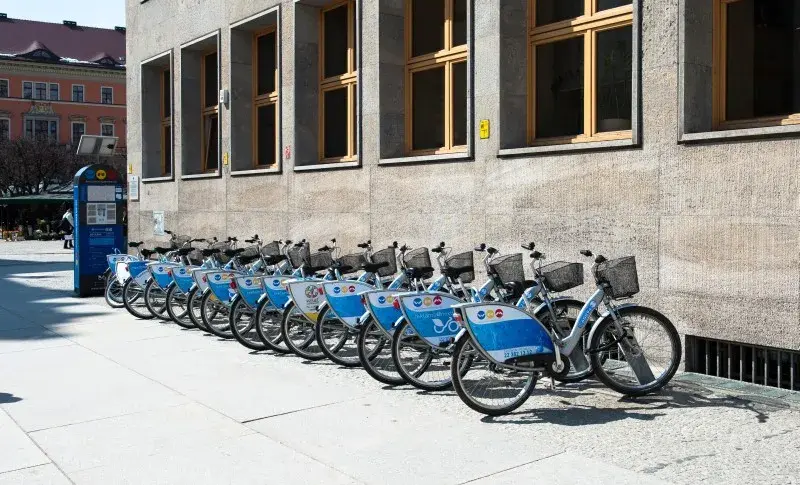 Jak dojade rowerem w mieście: trasy, aplikacje i bezpieczne porady dla rowerzystów