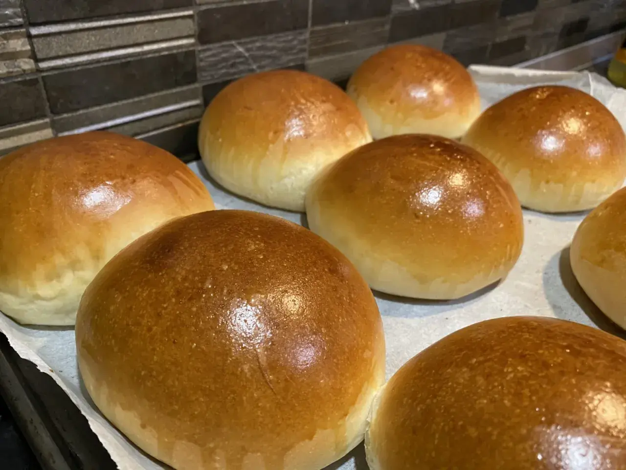 Appena sfornati, soffici panini all'olio dorati, pronti per essere gustati.
