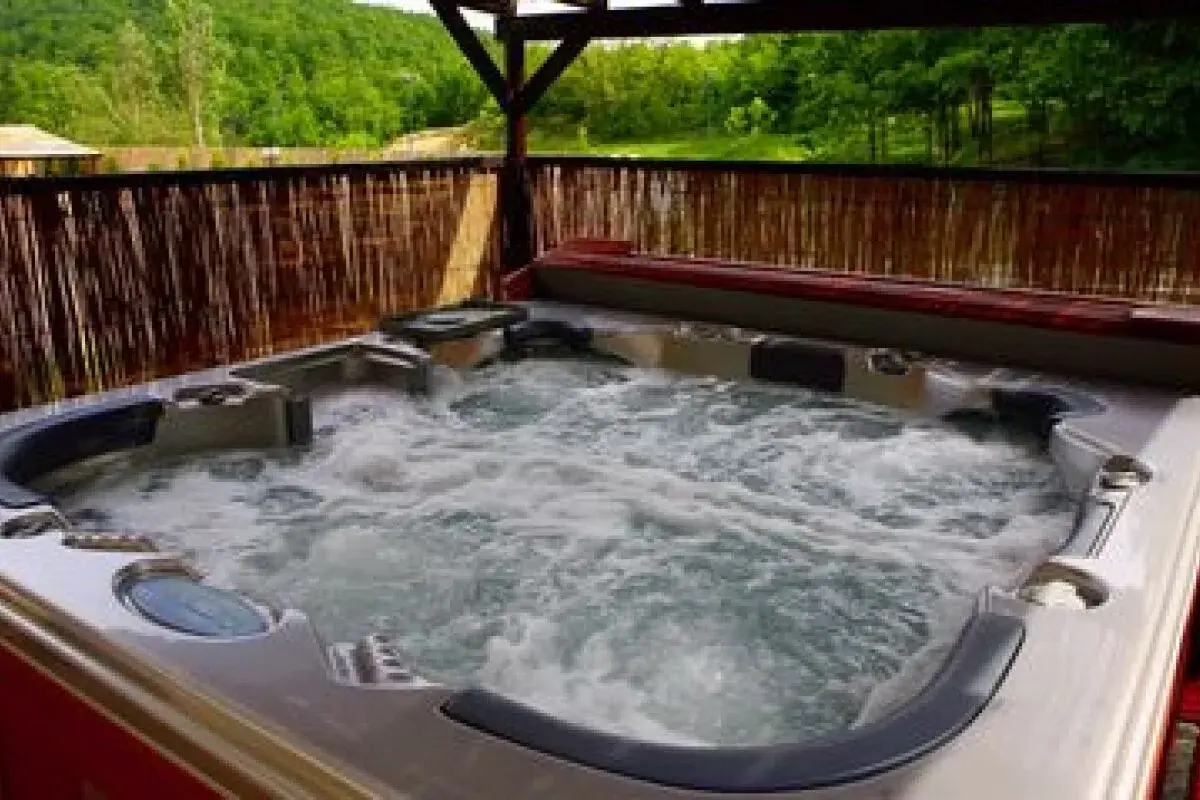 Jacuzzi extérieur bouillonnant, prêt pour la détente. La réglementation pour ces installations est importante pour la sécurité.