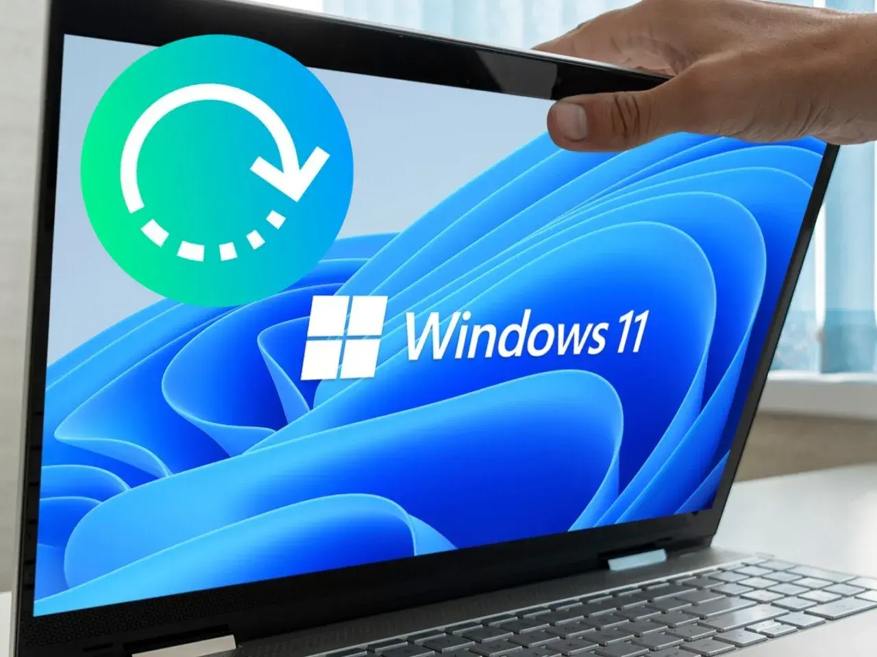 Icono de reinicio sobre pantalla de portátil con Windows 11. Preparado para reinstalar Windows 11.