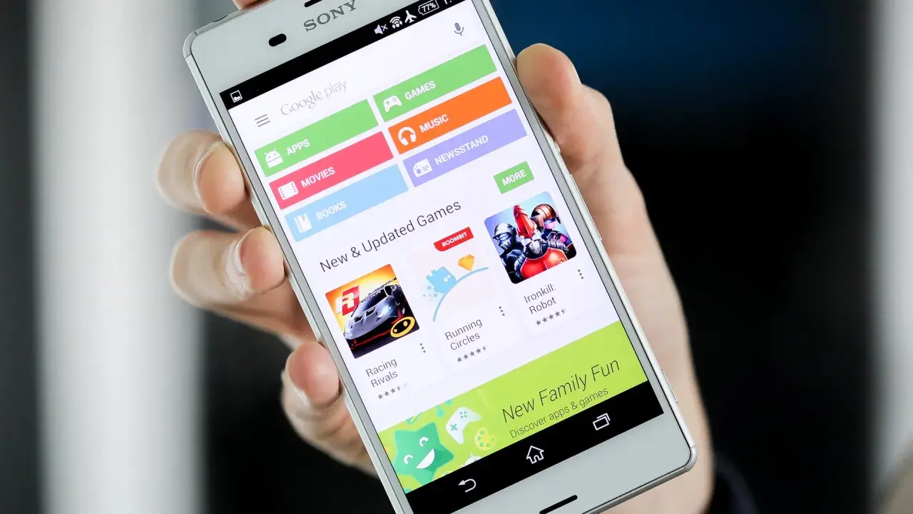 Smartfon z otwartym Sklepem Play. Zobacz, jak wylogować się ze Sklepu Play, aby zarządzać kontem.