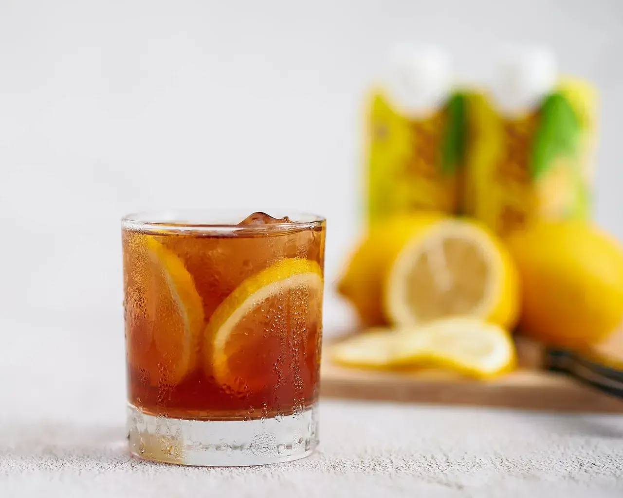 Salud y sabor: Descubre bebidas sin gas ni azúcar caseras y de súper