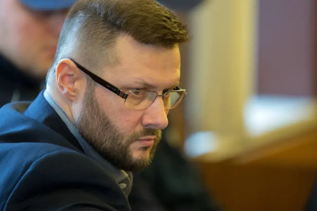 Ryszard Sawicki, piosenkarz, w okularach i marynarce, z zarostem. Jego życiorys to historia pasji do muzyki.