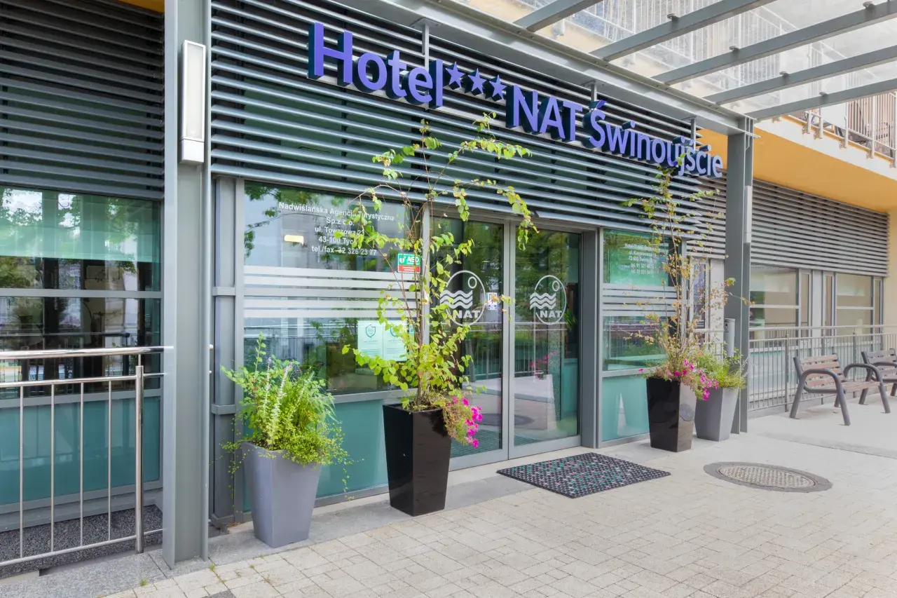 Nowoczesne hotele przy plaży w Świnoujściu, z zielenią i wygodnymi ławkami.