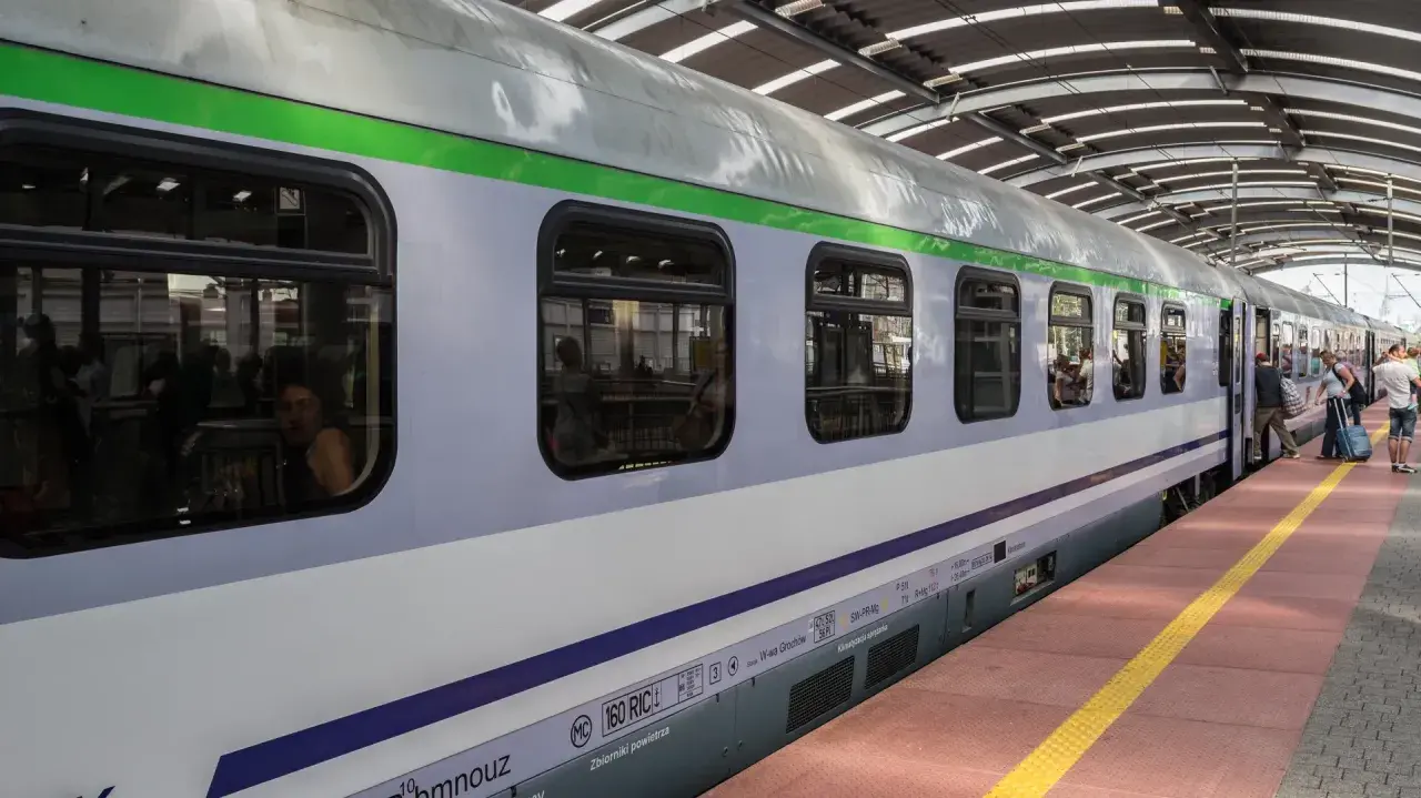 Pasażerowie wsiadają do pociągu PKP Intercity. Czas na rozpatrzenie reklamacji przez PKP Intercity jest określony przepisami.