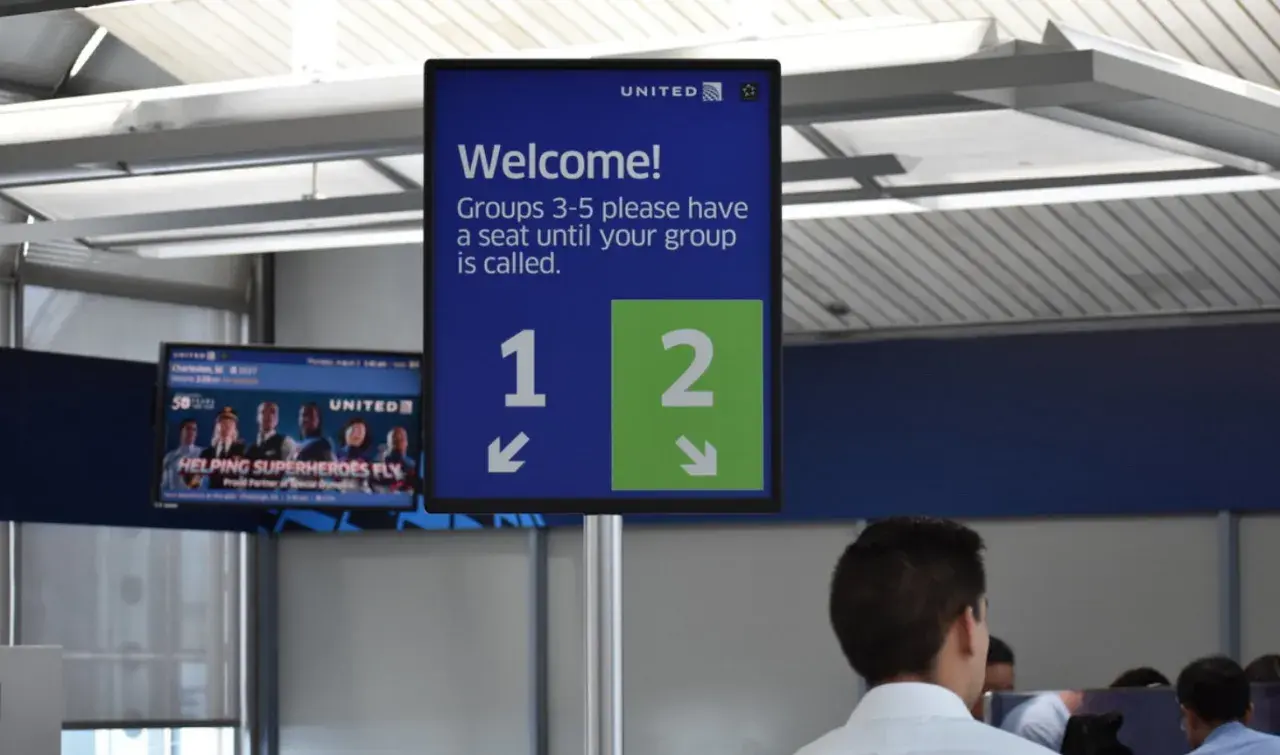 Tablica informacyjna na lotnisku United. Grupy 3-5 proszone są o oczekiwanie na boarding.