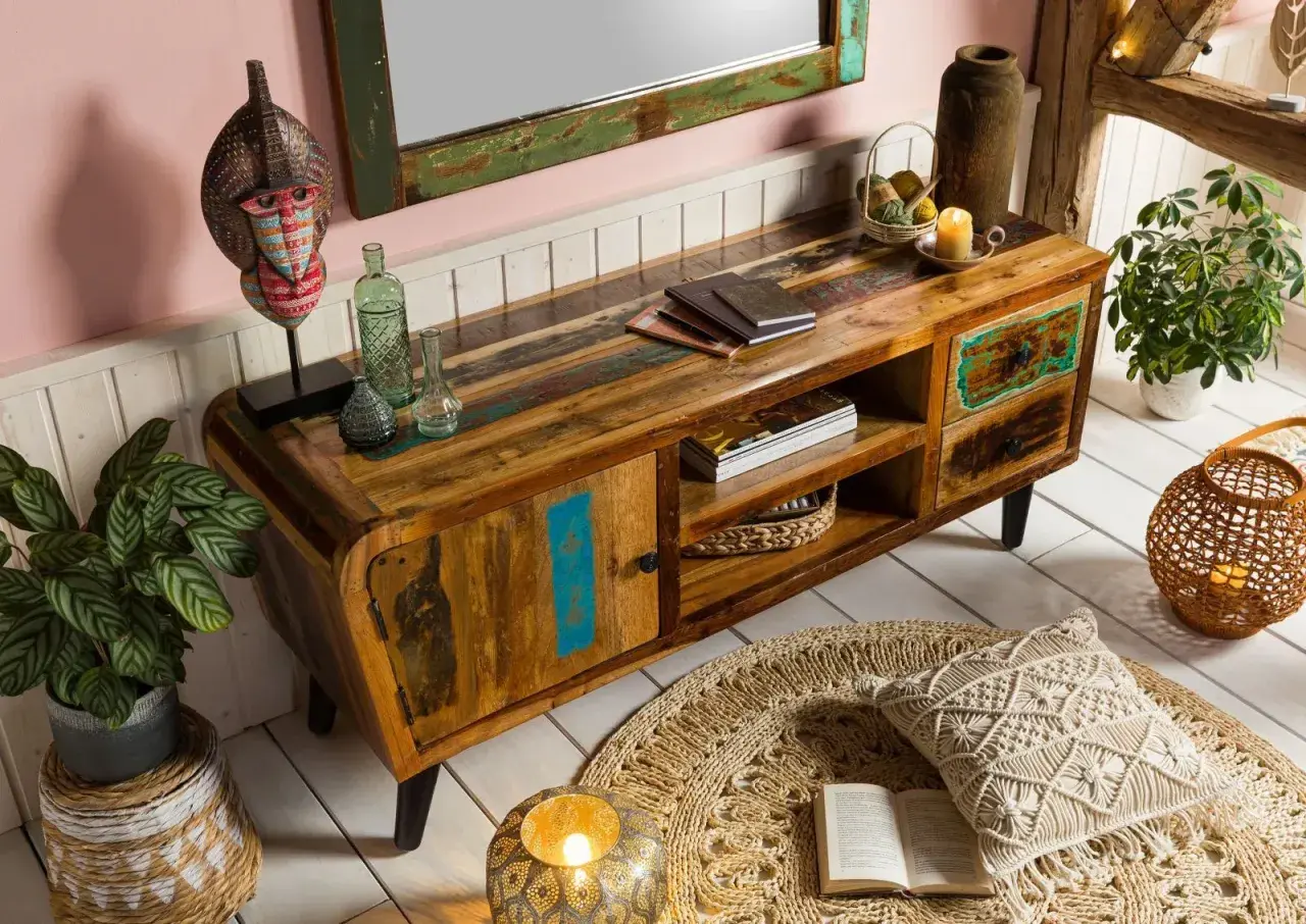 Rustikales deko tv board aus recyceltem Holz mit bunten Akzenten, Spiegel und Deko-Objekten.