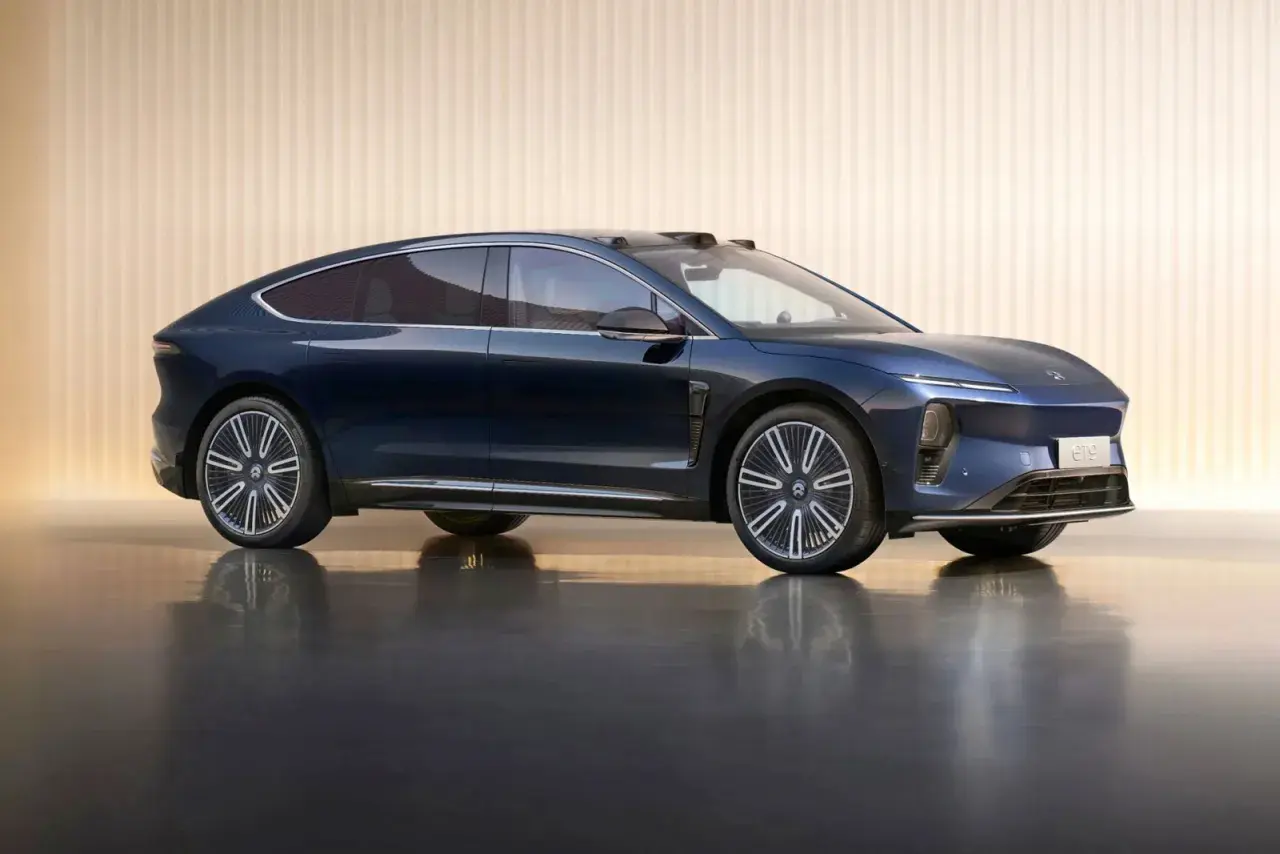 Nio ET9 blu, un'auto elettrica dal design futuristico, con linee aerodinamiche e cerchi eleganti, pronta a sfrecciare verso il futuro.