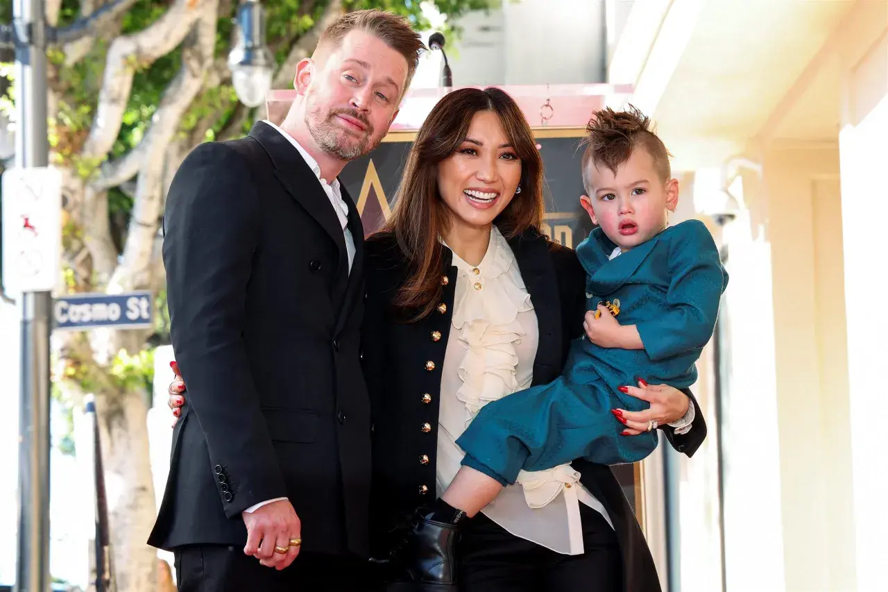 Brenda Song z dziećmi, synkiem i partnerem, pozuje do zdjęcia na Hollywood Walk of Fame.