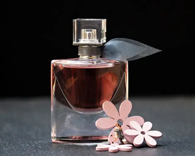 Co dłużej pachnie: woda toaletowa czy perfumowana? Sprawdź różnice