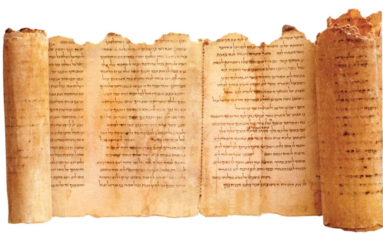 Zwoje z Qumran, starożytne zwoje z tekstem hebrajskim, świadectwo historii.