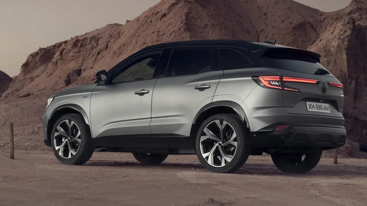 Grå Renault Austral, en SUV redo för ett **renault austral test** i ökenlandskap.