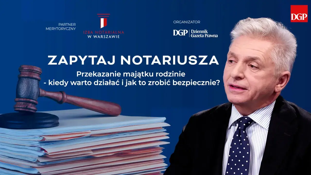 Młotek sędziowski na stercie dokumentów. Zapytaj notariusza o przekazanie majątku rodzinie – darowizna to ważna decyzja.