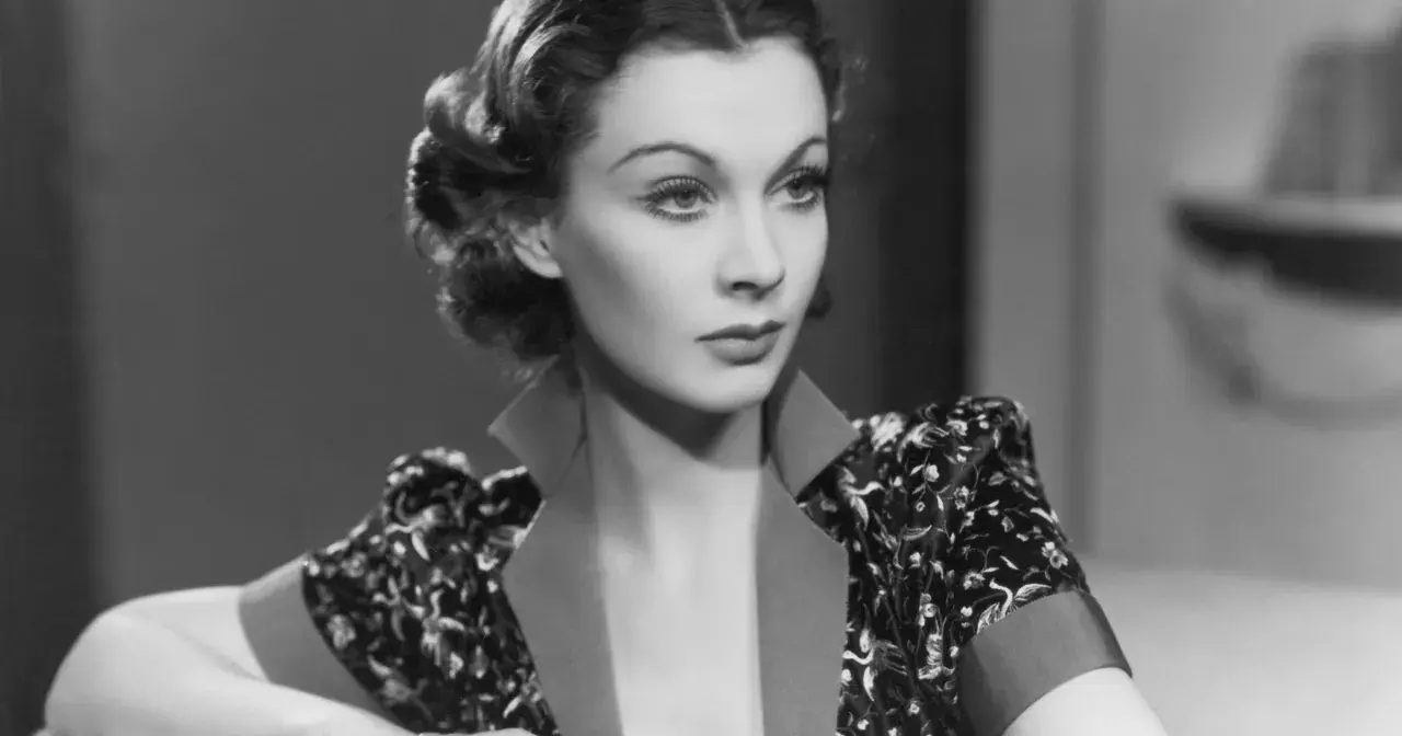 Vivien Leigh, ikona "Przeminęło z wiatrem", w eleganckiej sukni z kwiatowym wzorem.