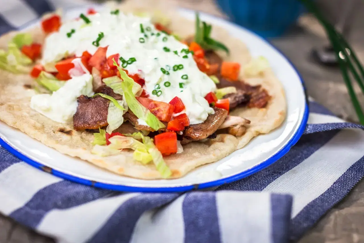 Ile kalorii ma sałatka gyros? Zaskakujące wartości odżywcze!