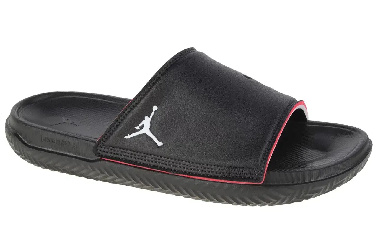 Czarne klapki Jordan Play Slide z białym logo Jumpman i czerwonym obszyciem. Idealne na basen i po treningu.