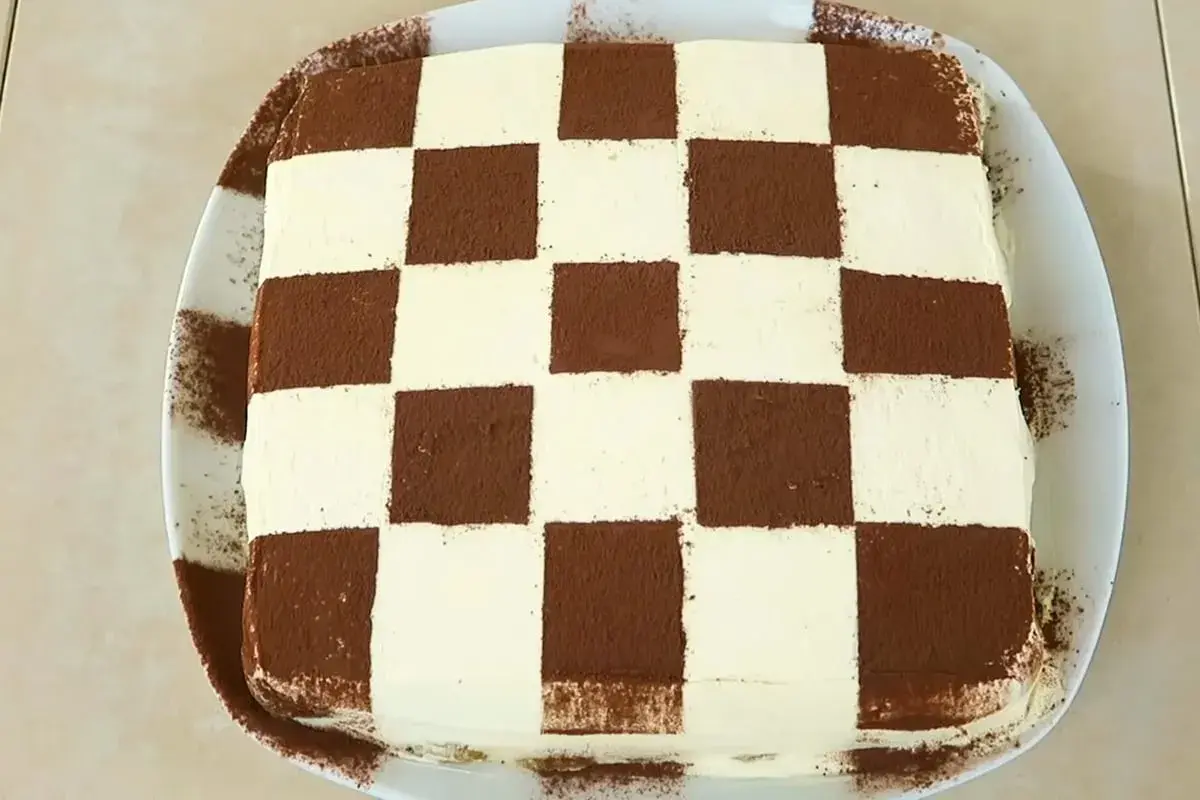 Tiramisù a scacchiera, una delizia per gli occhi e per il palato, perfetta per la ricetta Benedetta.