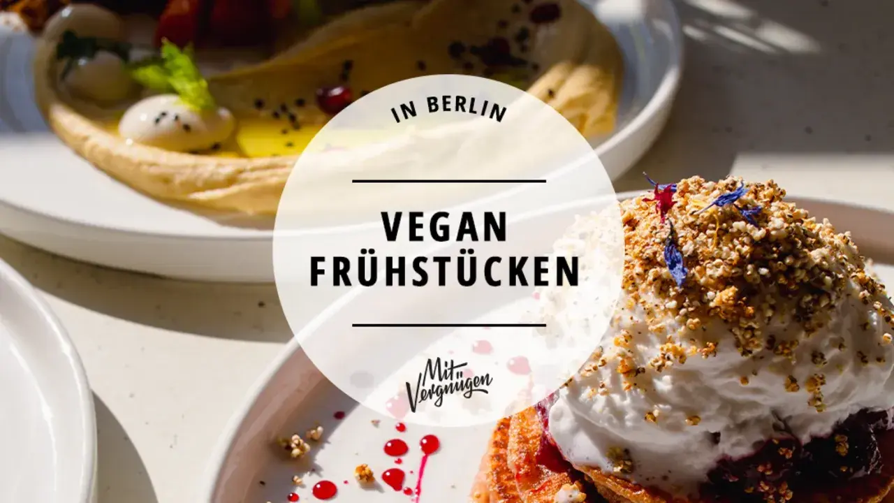 Leckeres veganes Frühstück in Berlin: Hummus, Beeren und ein süßer Traum mit Nüssen und Blüten.