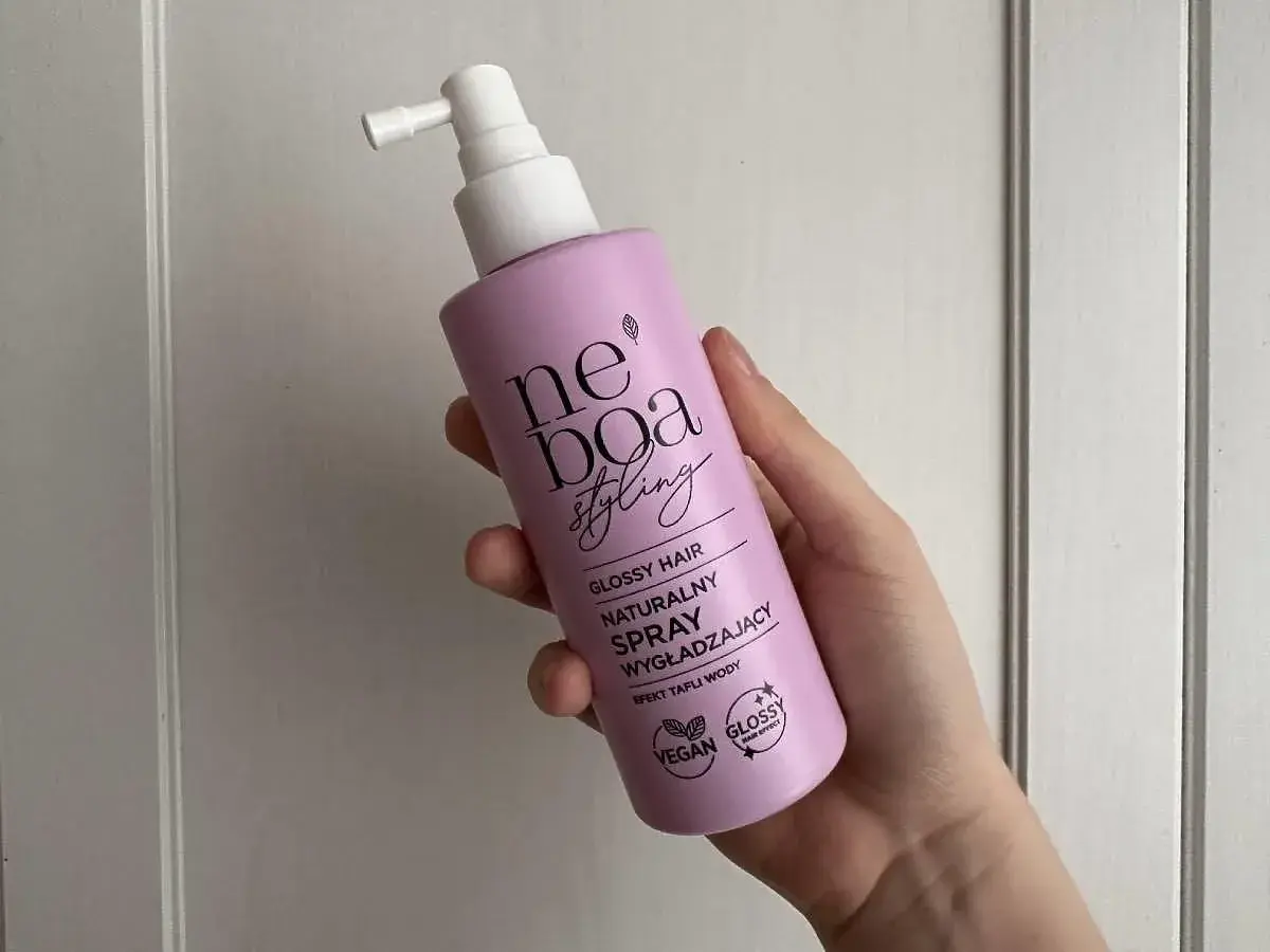 Glass hair z Rossmanna? Wybierz najlepszy spray wygładzający!