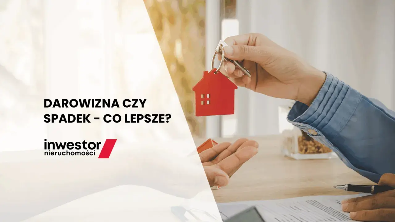 Dłoń przekazuje klucze do domu z czerwonym breloczkiem w kształcie domu. Temat: prawo spadkowe i darowizna.