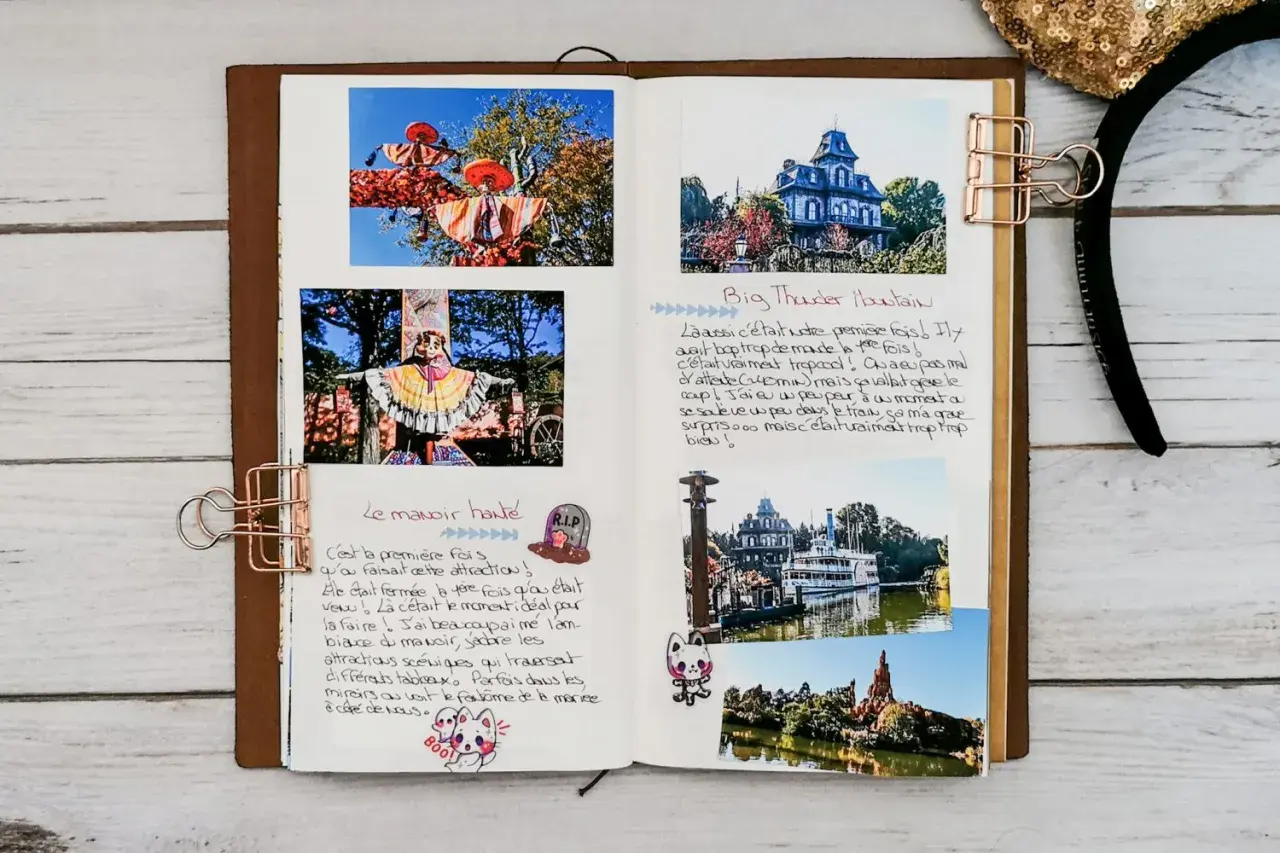Carnet de voyage : photos du Manoir Hanté et du Big Thunder Mountain, avec notes manuscrites. Une idée pour un carnet de voyage mémorable.