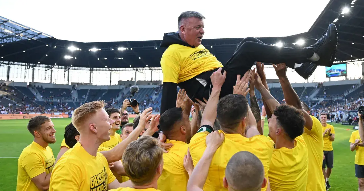 Piłkarze GKS Katowice wznoszą trenera po zwycięstwie. Radość i świętowanie, które zapowiadają udane gks katowice transfery.