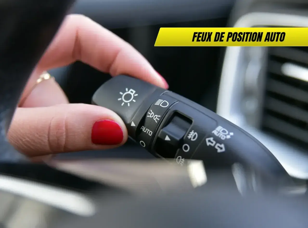 Main gauche actionne le levier des feux de position auto. Différents feux sont disponibles.