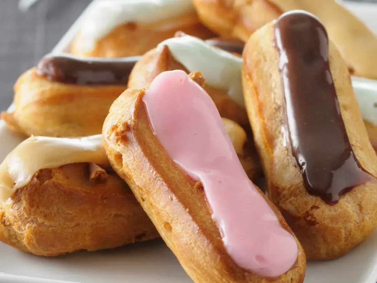 Leckere Éclair-Variationen, perfekt für Ihr nächstes Éclair-Rezept. Mit Schokolade, Erdbeere und Vanille-Glasur.