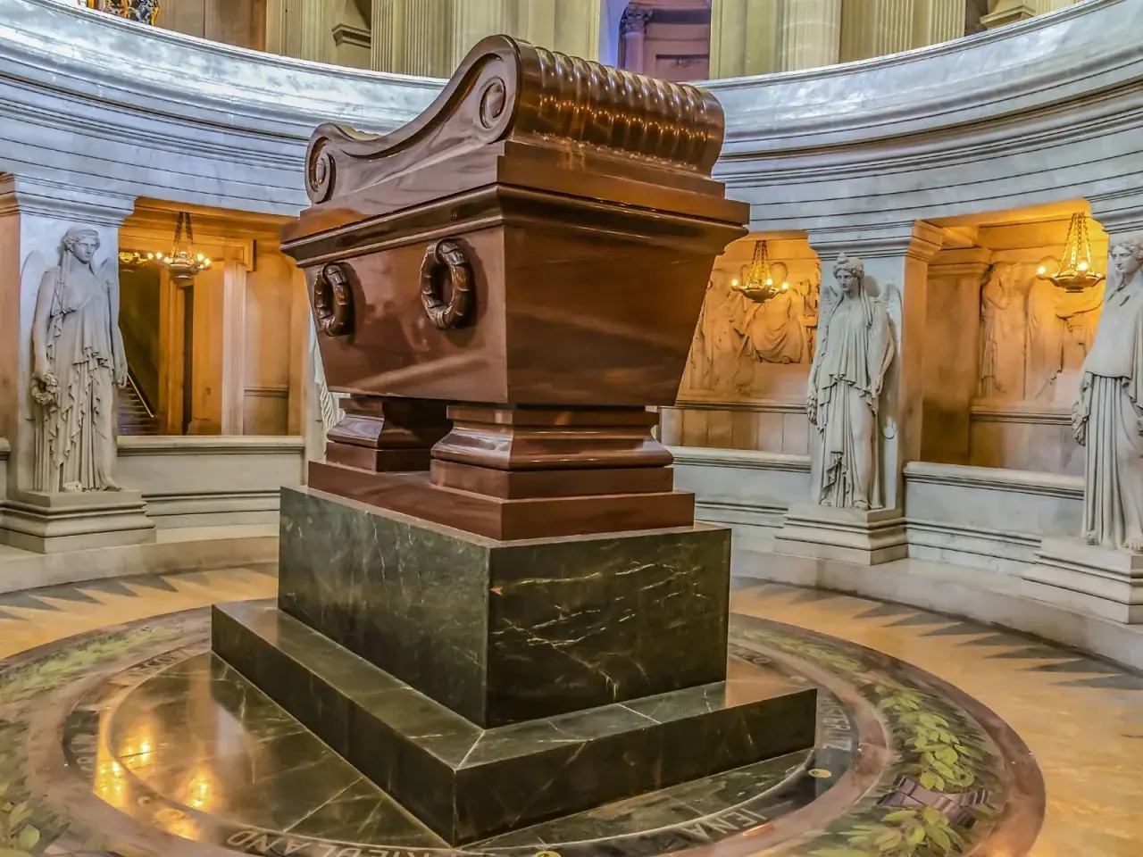 Grobowiec Napoleona Bonaparte, z rzeźbami aniołów i inskrypcjami. Ciekawe napoleon bonaparte ciekawostki.