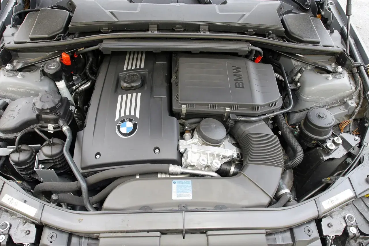 Jaki silnik BMW E90 wybrać? Zobacz te najbardziej niezawodne jednostki