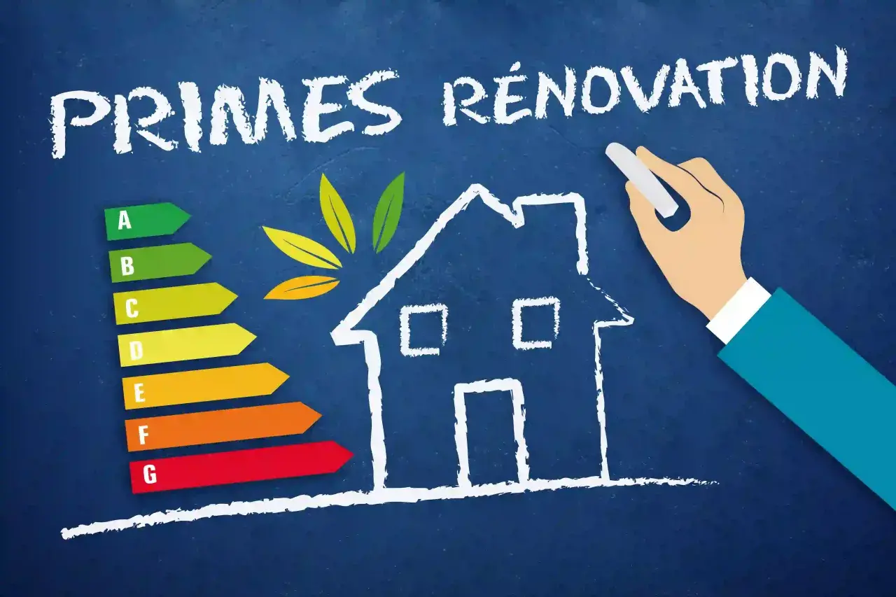 Une main dessine une maison sur un tableau bleu, avec une échelle d'efficacité énergétique et le texte "PRIMES RÉNOVATION".