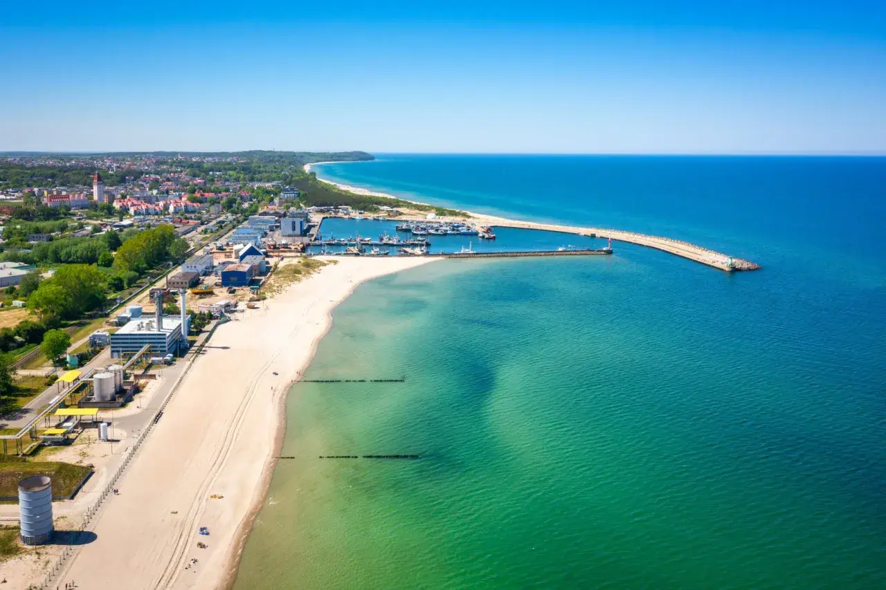 Władysławowo atrakcje: port, plaża i turkusowe morze. Widok z lotu ptaka na nadmorski kurort.