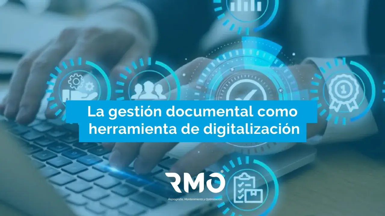 Manos tecleando en un portátil, con iconos de gestión documental y el texto "La gestión documental como herramienta de digitalización".