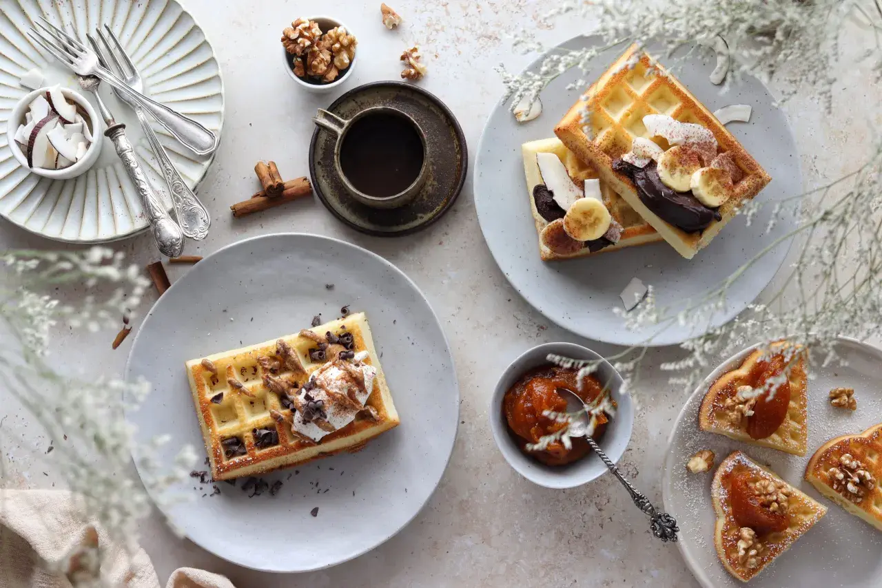Una deliziosa ricetta waffle con crema, frutta e noci. Perfetta per una colazione speciale.