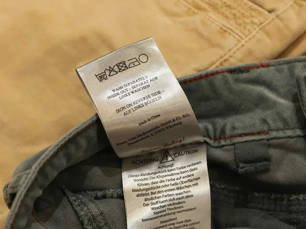 Pflegeetikett für Jeans: separat auf links waschen, bei 30°C. Bügeln auf links. Das Jeans waschen programm beachten.