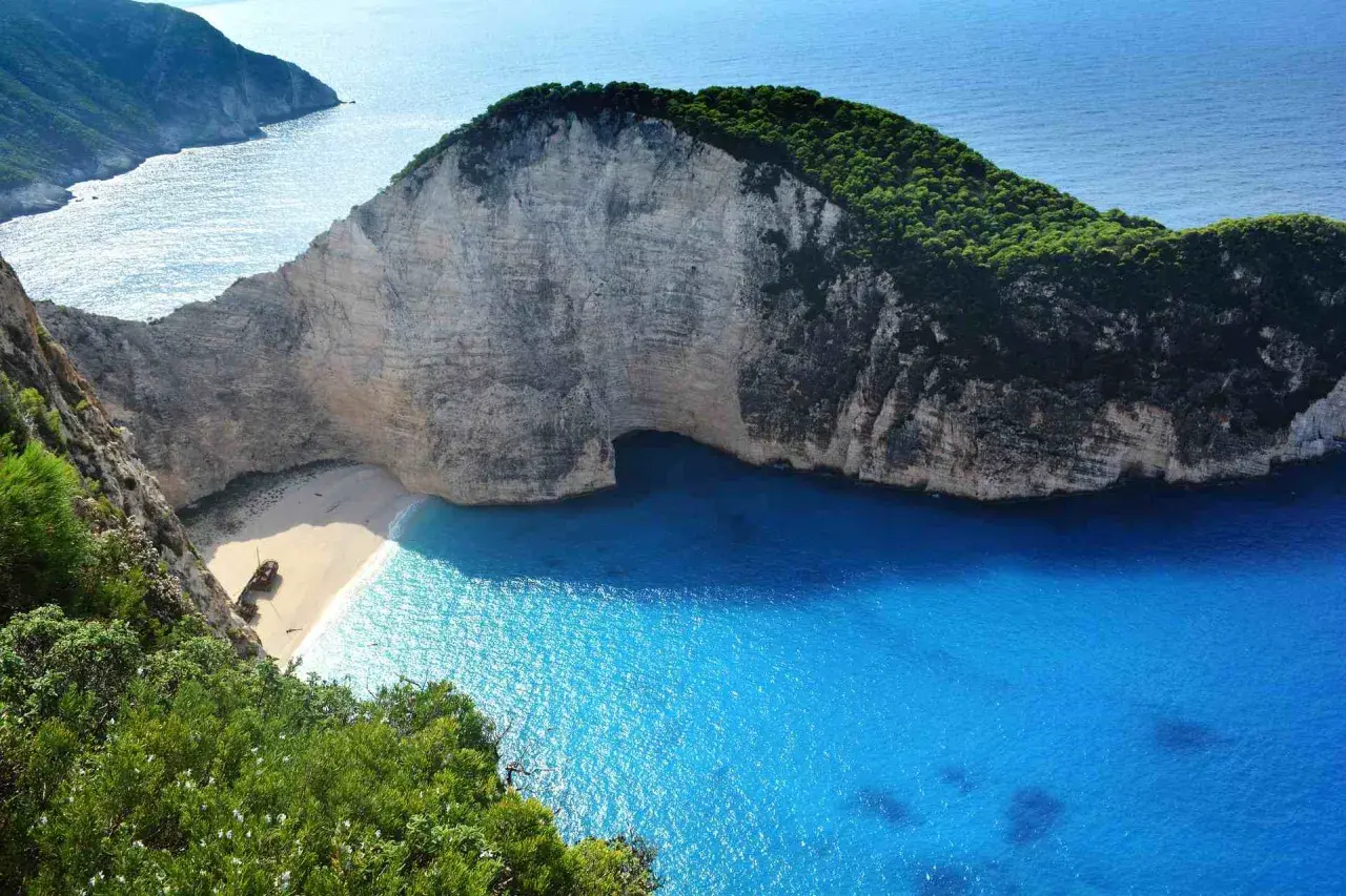 Navagio Beach, ein berühmter griechenland strand, mit seinem Schiffswrack und türkisfarbenem Wasser, umgeben von steilen Klippen.