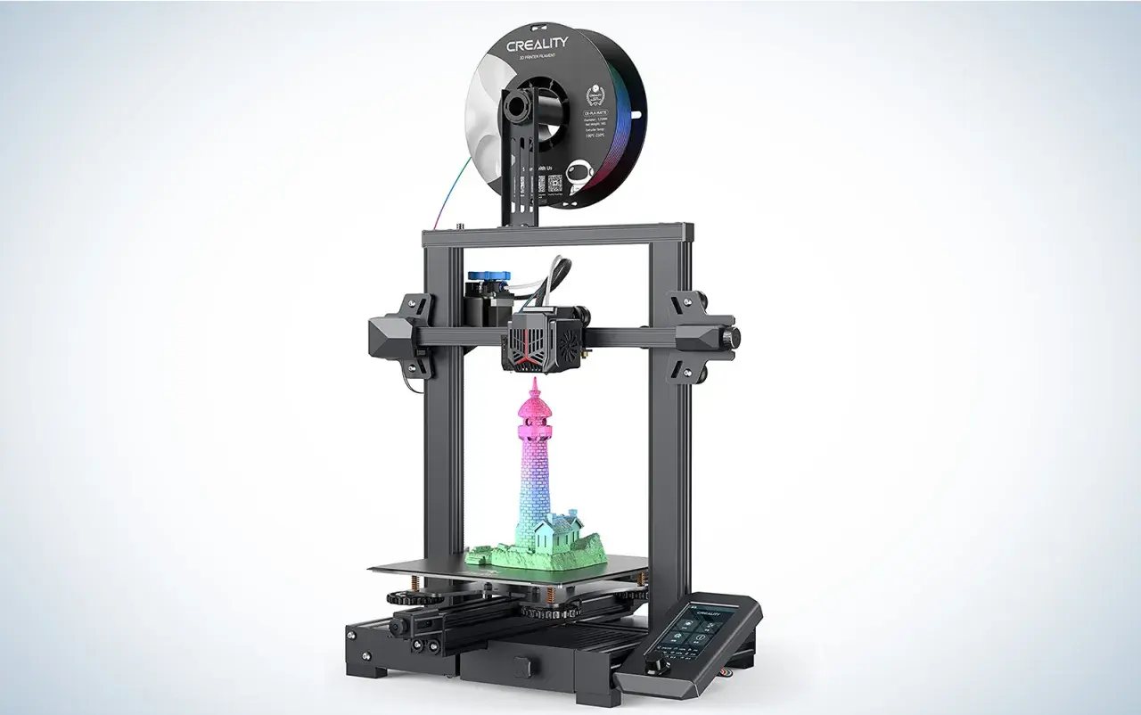 Impresora 3D Creality imprimiendo un faro multicolor. Muestra uno de los tipos de impresoras 3D más comunes.