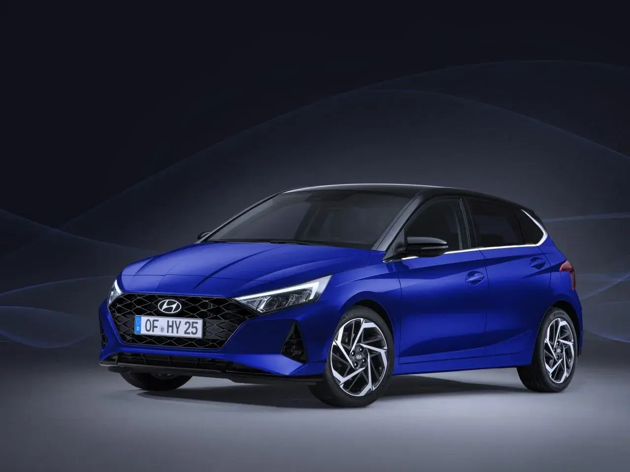 Niebieski Hyundai i20 z czarnym dachem prezentuje swoje stylowe felgi, które idealnie komponują się z rozmiarem opon.