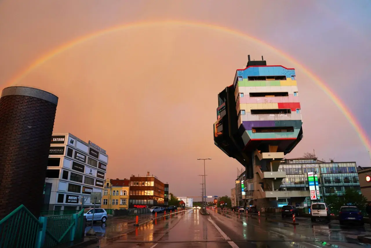 Bunter Regenbogen über dem Boulevard Berlin in Steglitz nach einem Regen.