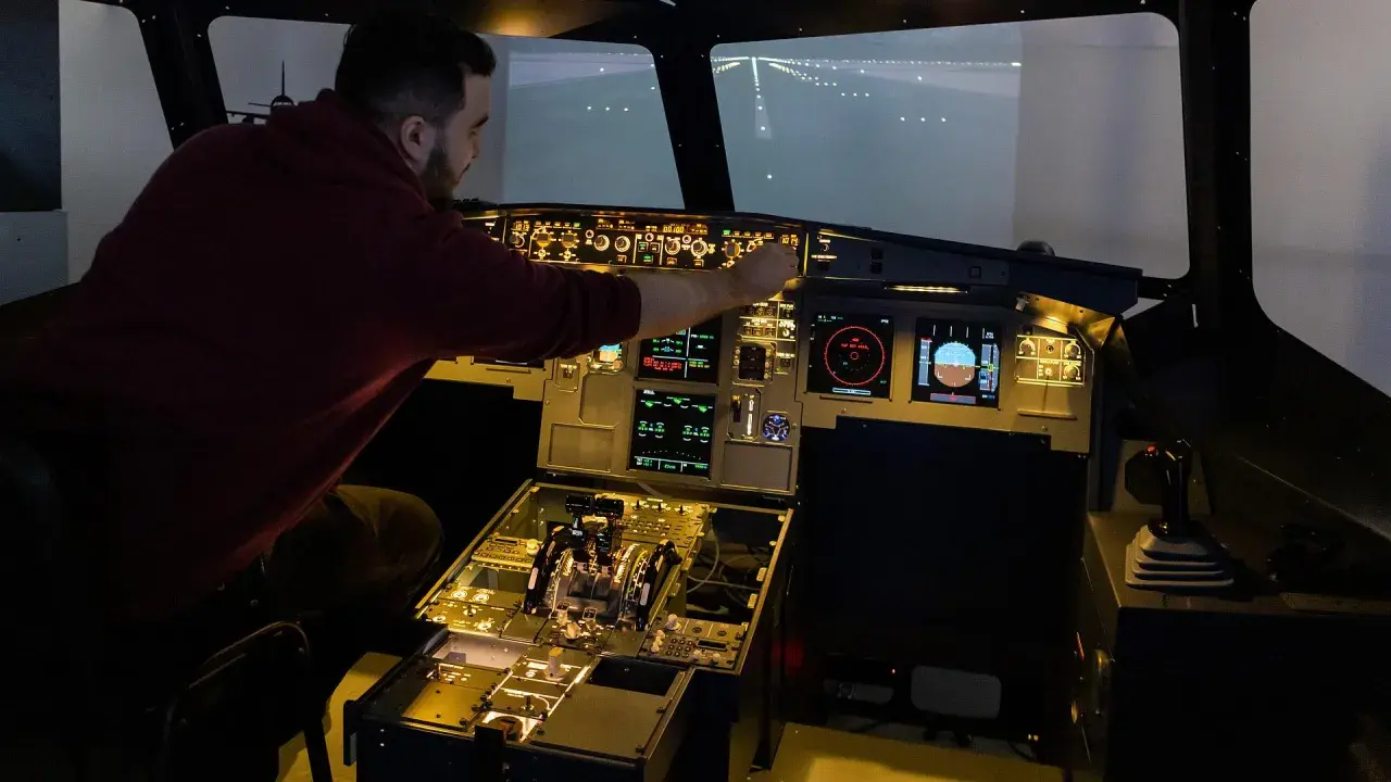 Symulator lotu, gdzie pilot ćwiczy manewry. To przyszłość lotnictwa i kosmonautyki.