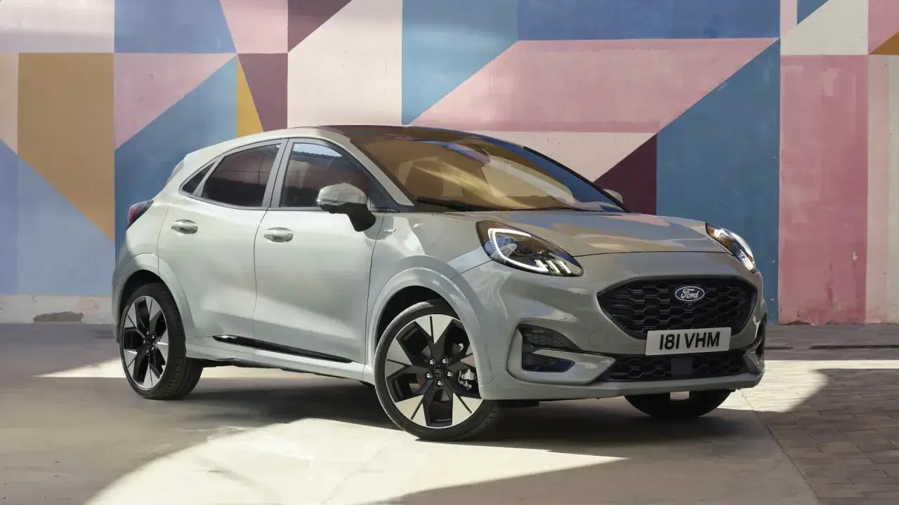 Ford Puma gris con diseño moderno, sin problemas aparentes en su motor.