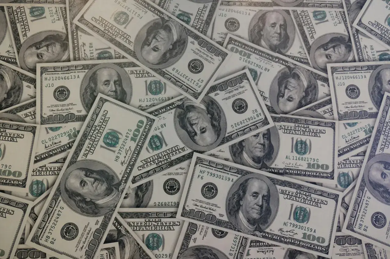 Stos stuzłotówek. Prognozy kursu dolara na 2026 rok mogą być niepewne, ale te banknoty symbolizują stabilność.