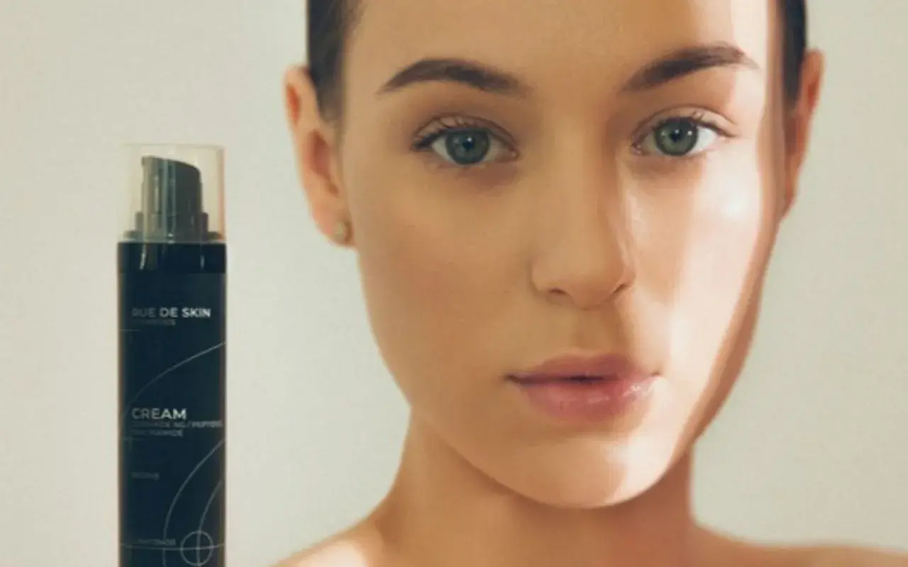 Krem RUE DE SKIN chroni skórę przed szkodliwym promieniowaniem UVA i UVB, zapewniając jej zdrowy wygląd.