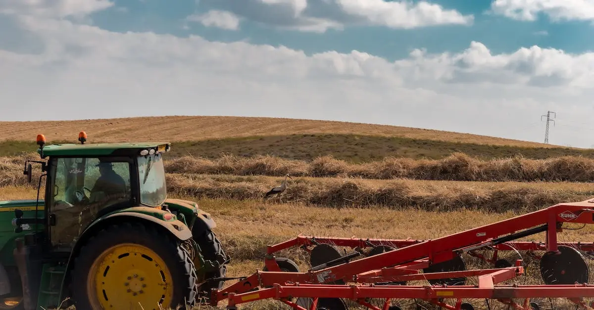  Jakie prawo jazdy potrzebne na traktor z przyczepą? Wszystko o uprawnieniach na ciągnik rolniczy