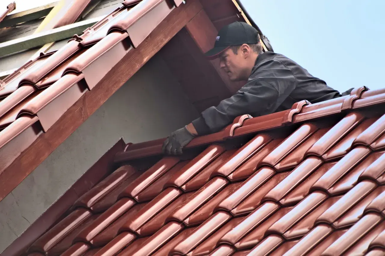 Deklaracja właściwości użytkowych dla dachówki ceramicznej. Dacharz montuje dachówkę, dbając o jakość i trwałość.