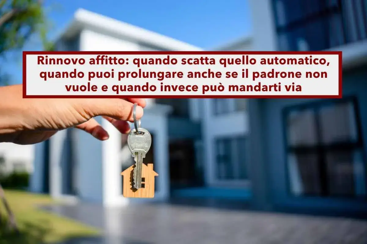 Chiavi di casa con ciondolo a forma di casetta, su sfondo sfocato di un'abitazione. Il testo parla di rinnovo affitto, anche per un contratto locazione 4 anni senza rinnovo.