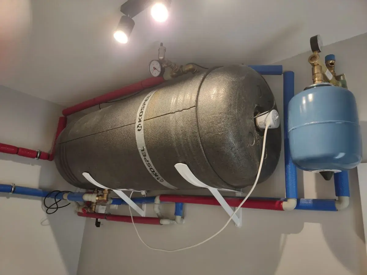 Instalacja grzewcza z bojlerem Kospel. Widoczne rury, manometry i naczynie przeponowe. Podpowiadamy, jak odpowietrzyć boiler.