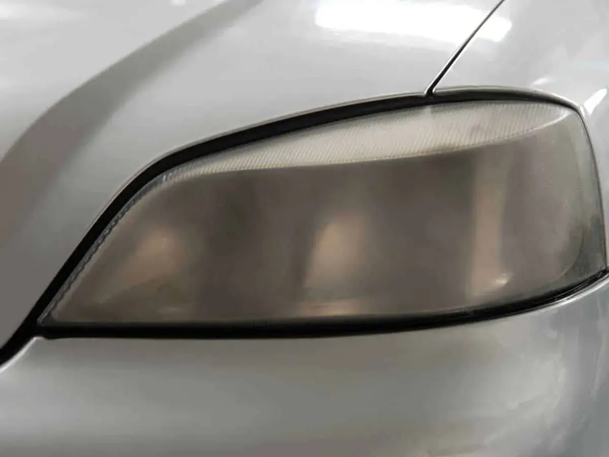 Faro opaco dell'auto, pronto per essere lucidato. Scopri come pulire i fari della macchina per una visibilità ottimale.